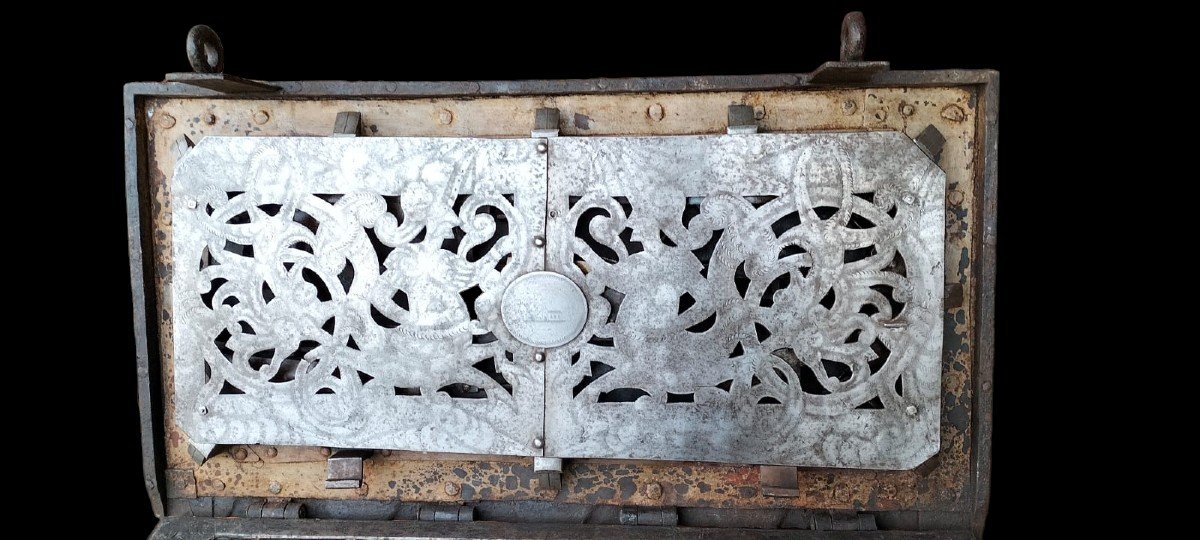 Large Nuremberg Polychromed Chest  17th Century-photo-5
