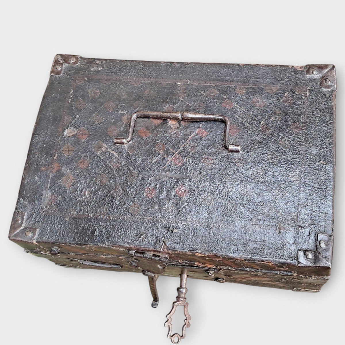 Renaissance Wooden Casket Covered In Painted Leather-photo-4
