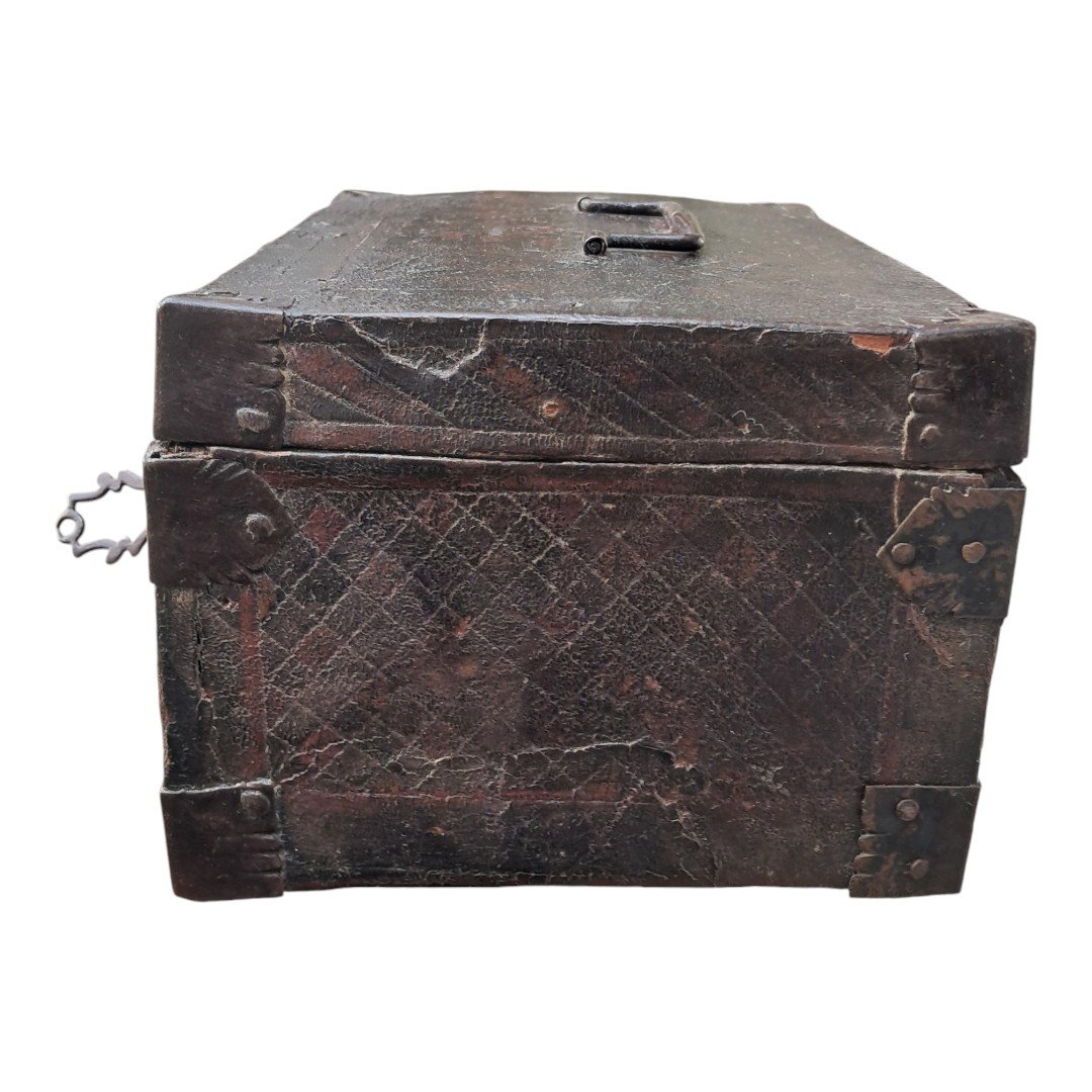 Renaissance Wooden Casket Covered In Painted Leather-photo-2