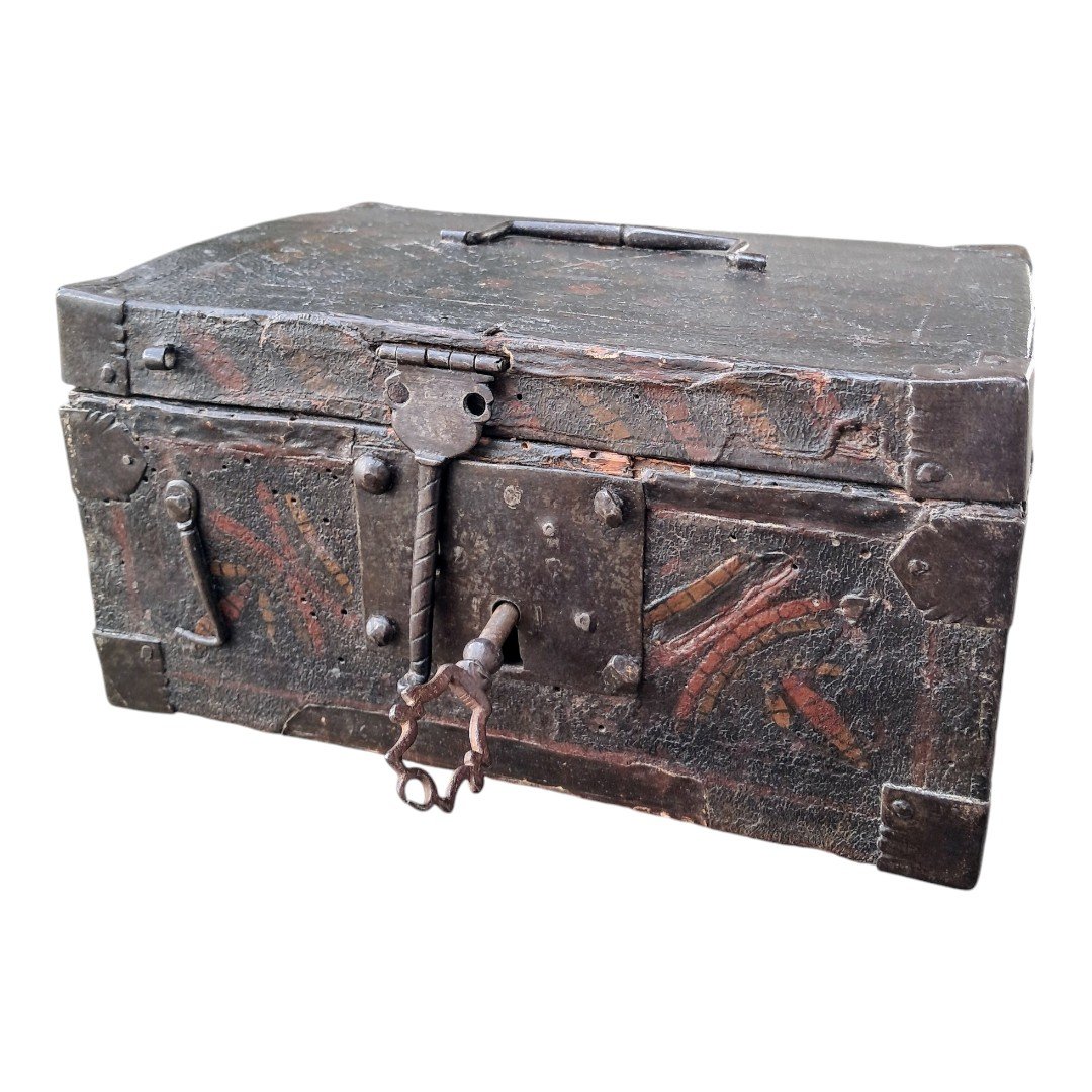 Renaissance Wooden Casket Covered In Painted Leather-photo-3