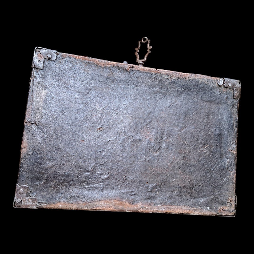 Renaissance Wooden Casket Covered In Painted Leather-photo-5