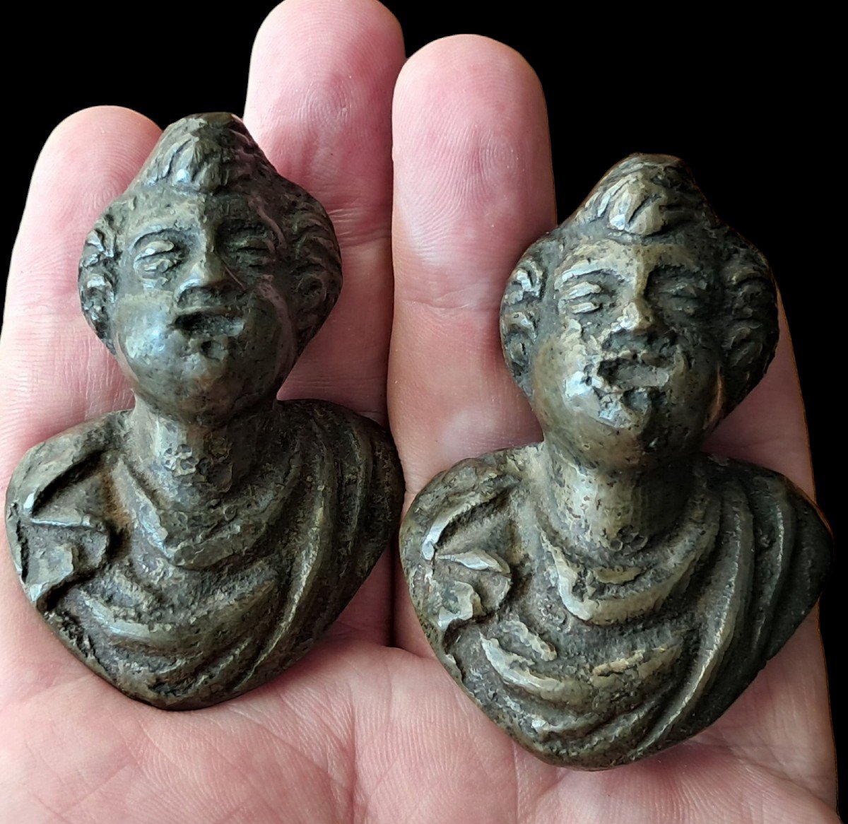 Paire De Boutons Anthropomorphes En Bronze Renaissance Italienne