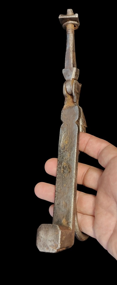 Heurtoir en fer forgé zoomorphe fin du XVIIe siècle-photo-1