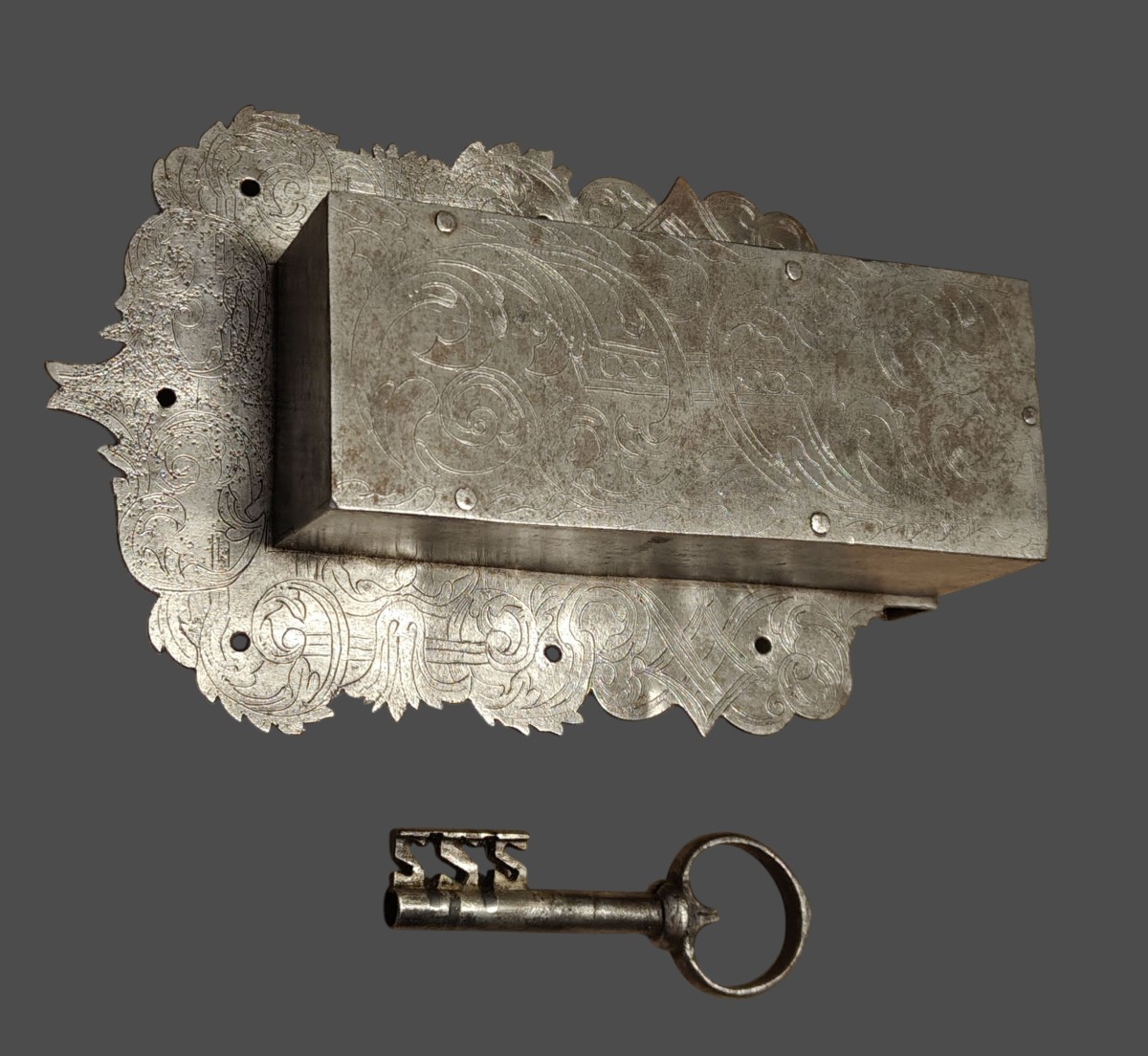 Serrure d'Armoire En Fer Forgé Et Ciselé XVII-XVIIIe Siècle-photo-1