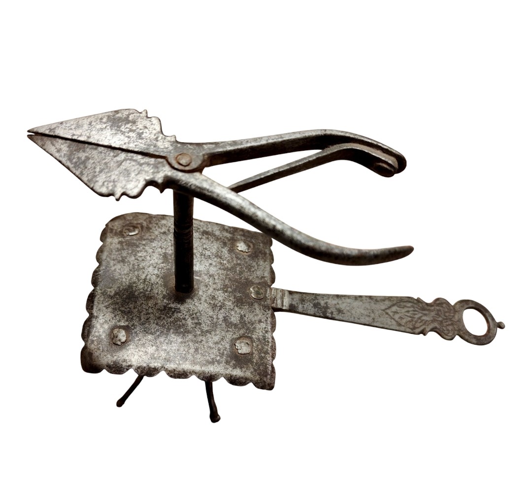 Brûle-cordon en fer forgé et gravé XVIIe siècle