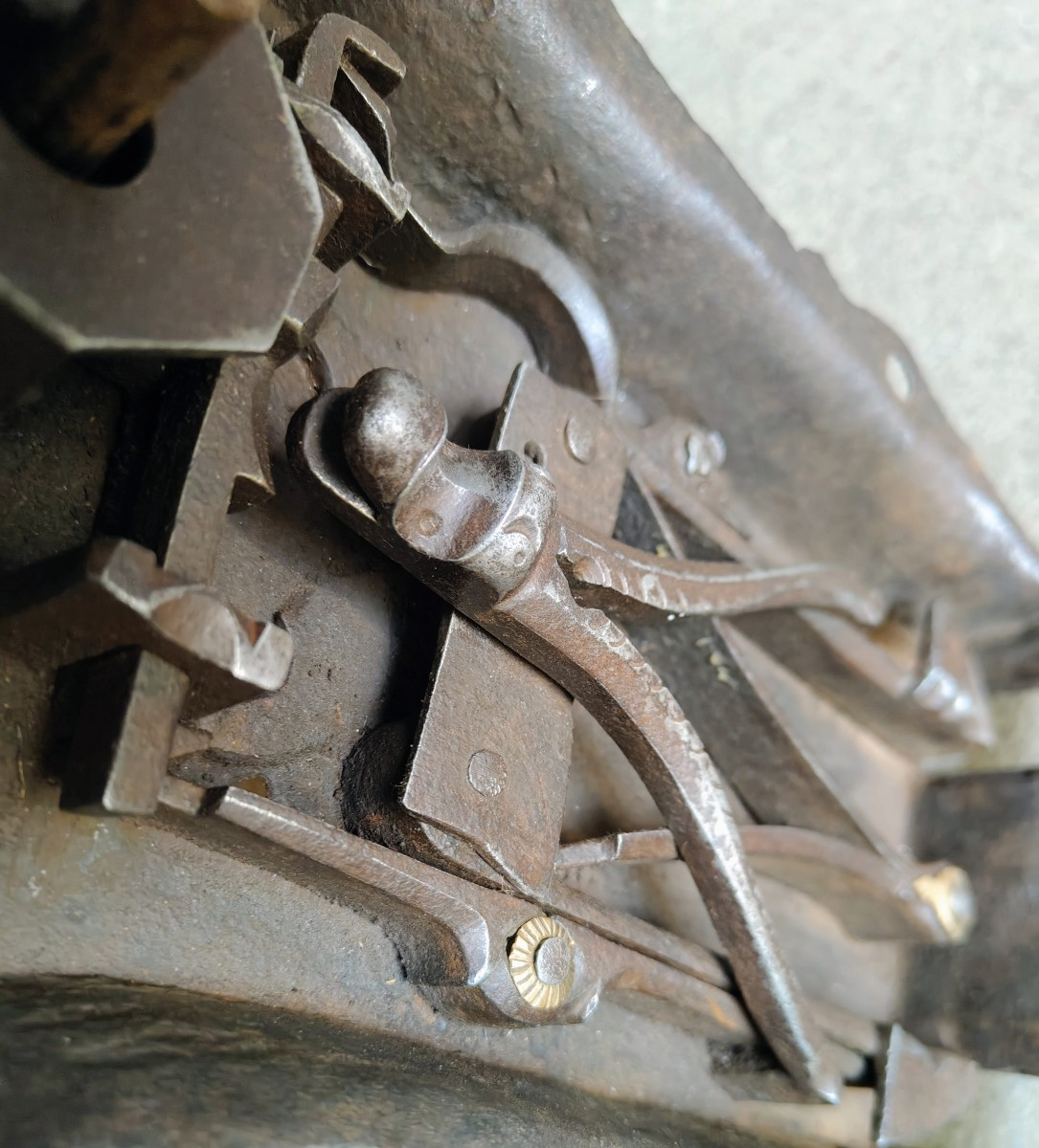 Grande serrure gothique de coffre-photo-2