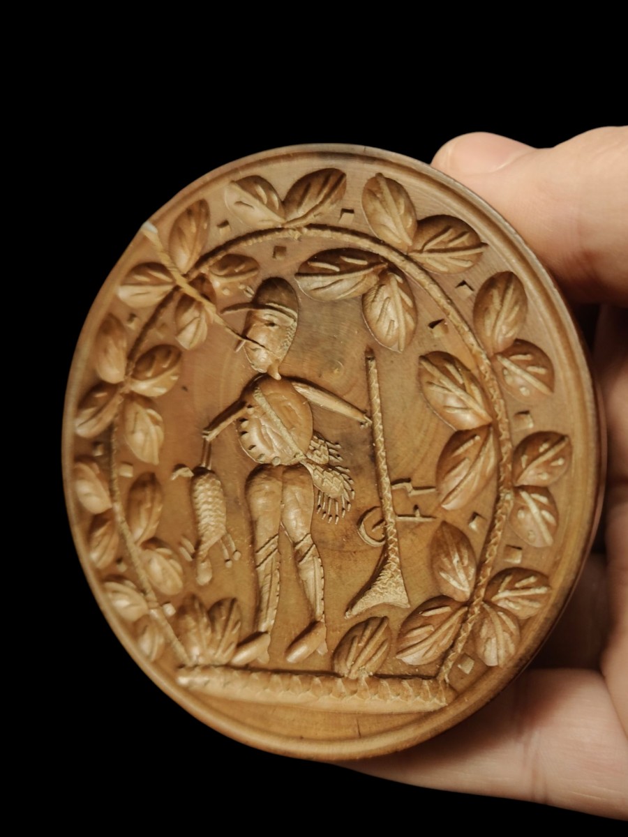 Belle marque à  beurre en bois sculpté de forme ronde à décor de chasseur XIXe siècle-photo-2