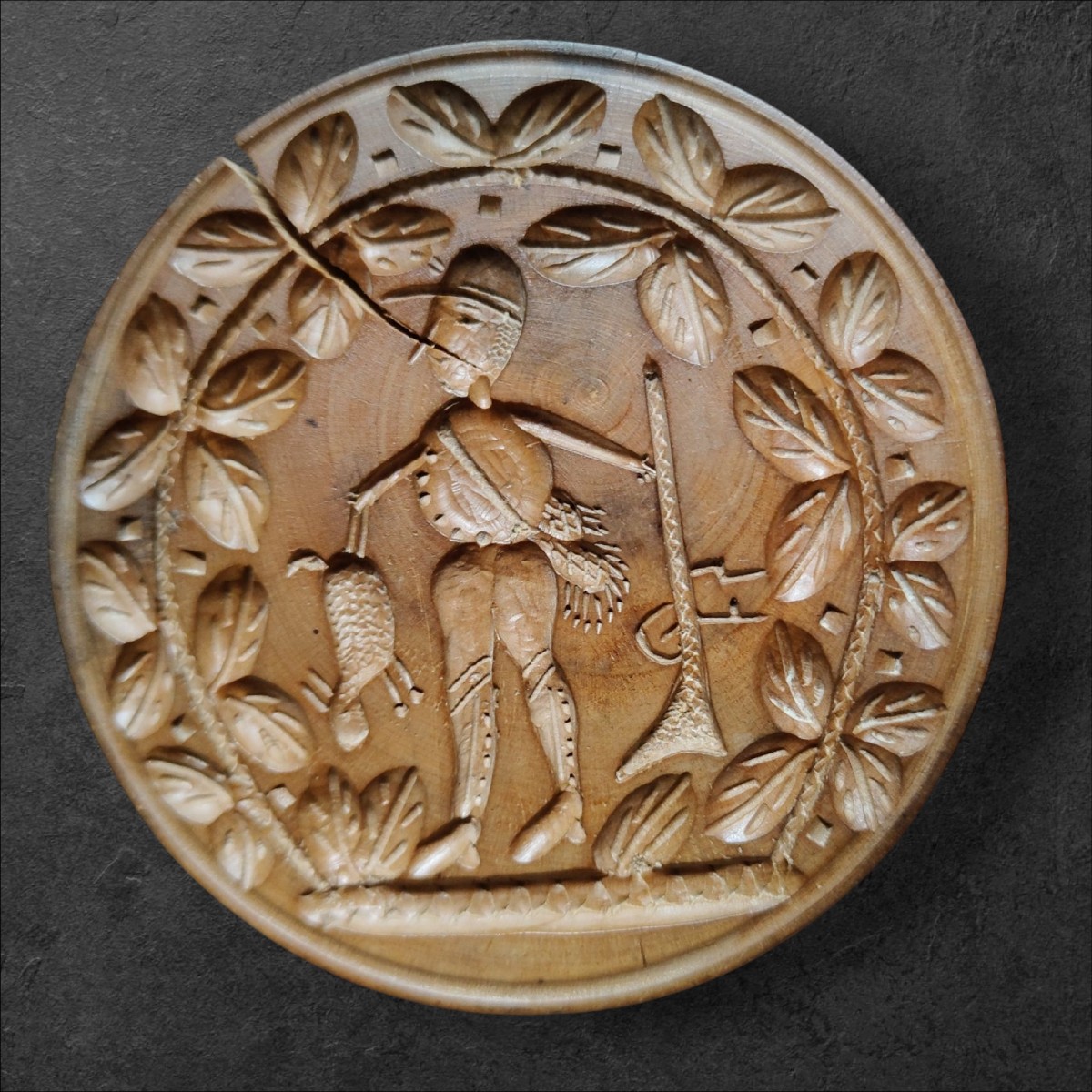 Belle marque à  beurre en bois sculpté de forme ronde à décor de chasseur XIXe siècle