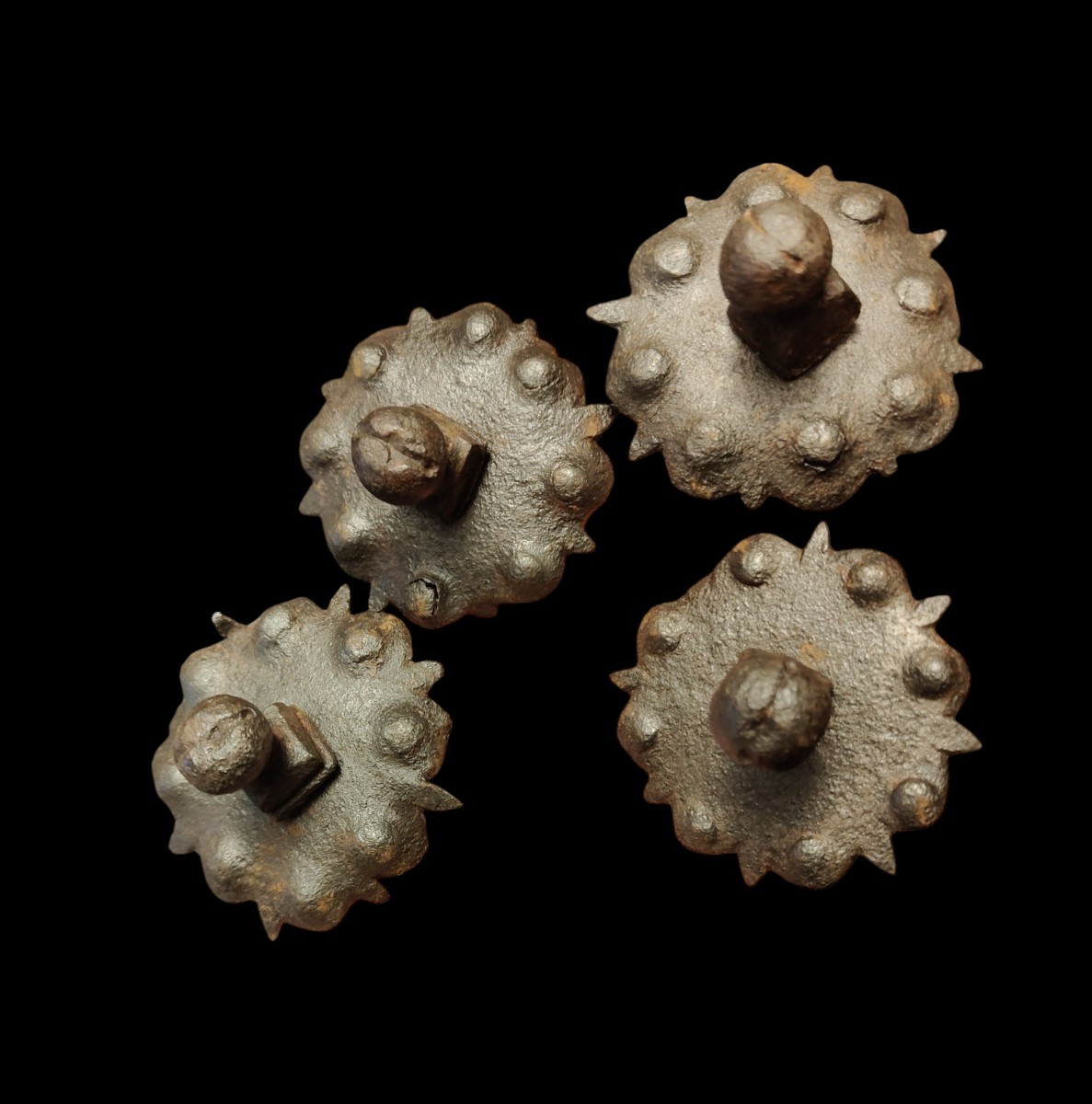 4 Clous en fer forgé XVI-XVIIe siècle