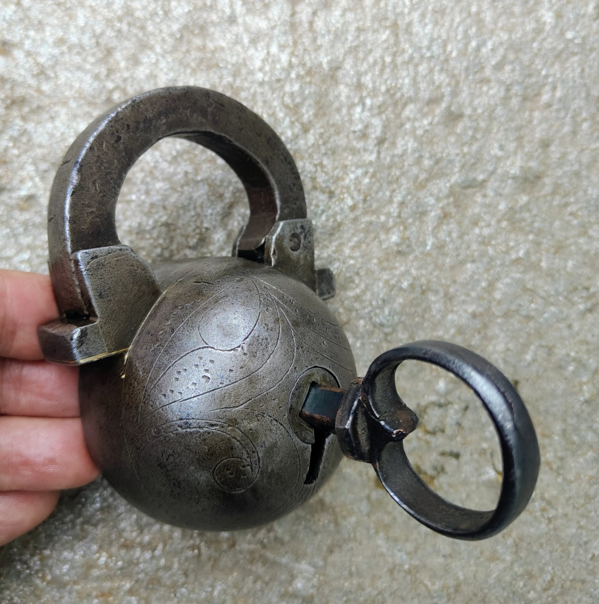 Cadenas en fer forgé et gravé XVIIe siècle-photo-6