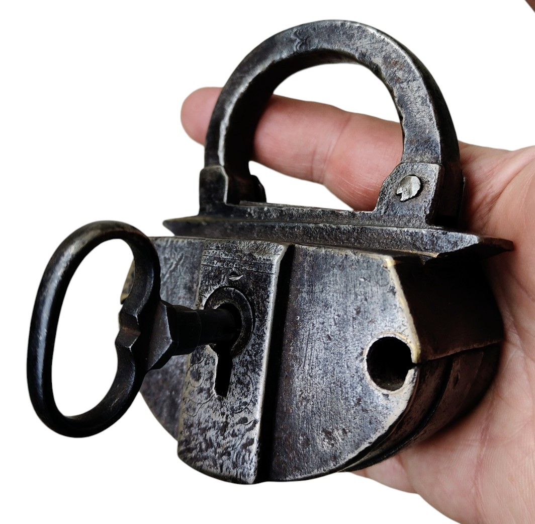 Wrought Iron Swiss Or German Padlock XVI-xvii Century-photo-2