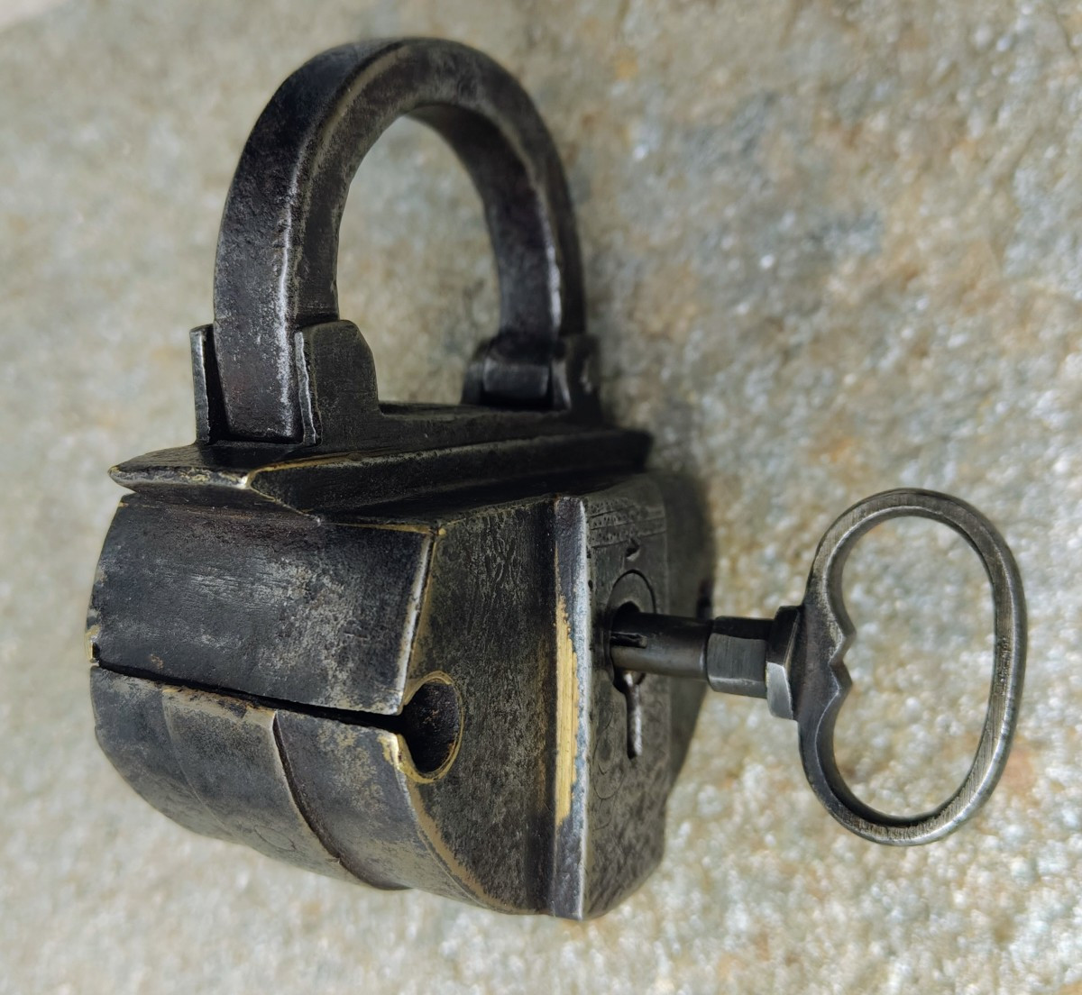 Wrought Iron Swiss Or German Padlock XVI-xvii Century-photo-7