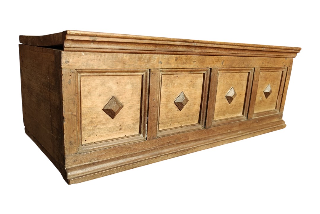 Large Box In Walnut Tuscany Eighteenth Century