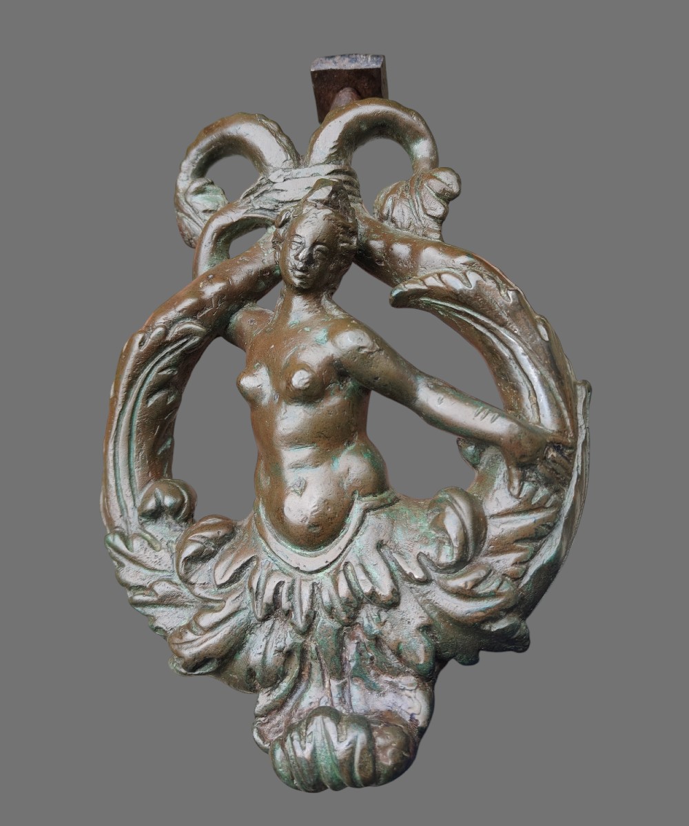 Heurtoir en bronze à figure de nereide