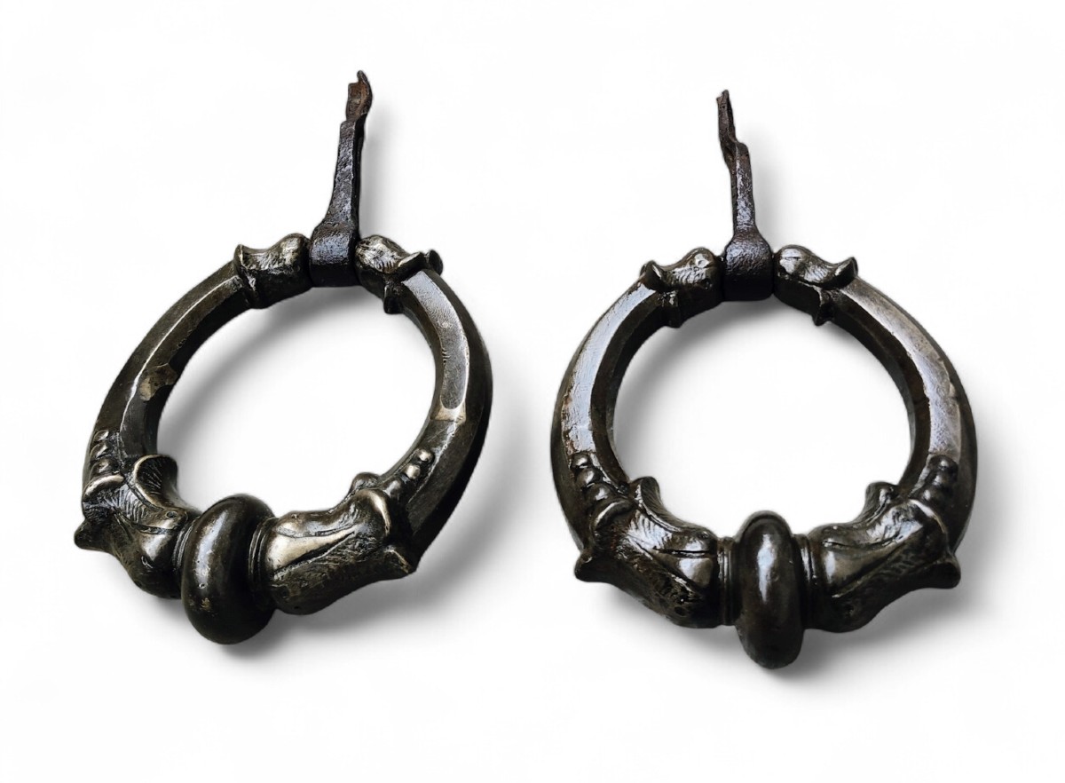 Paire d'heurtoirs en bronze fin du XVIII-début XVIIIe siècle 