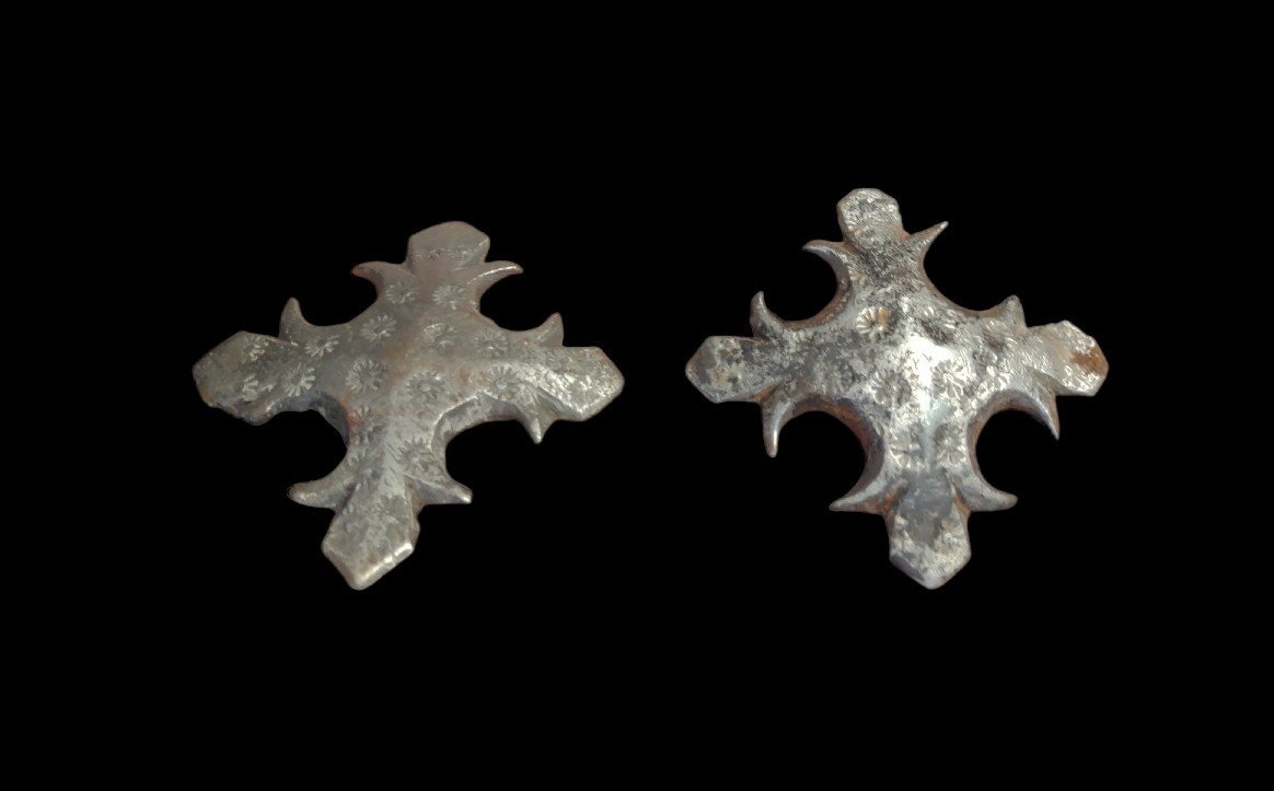 Deux Gros Clous En Fer Forgé Et Gravé Début Du XVIIe Siècle-photo-1