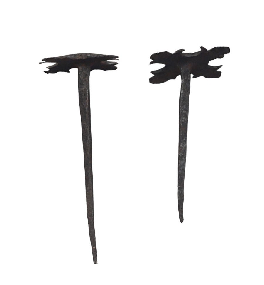 Deux Gros Clous En Fer Forgé Et Gravé Début Du XVIIe Siècle-photo-2