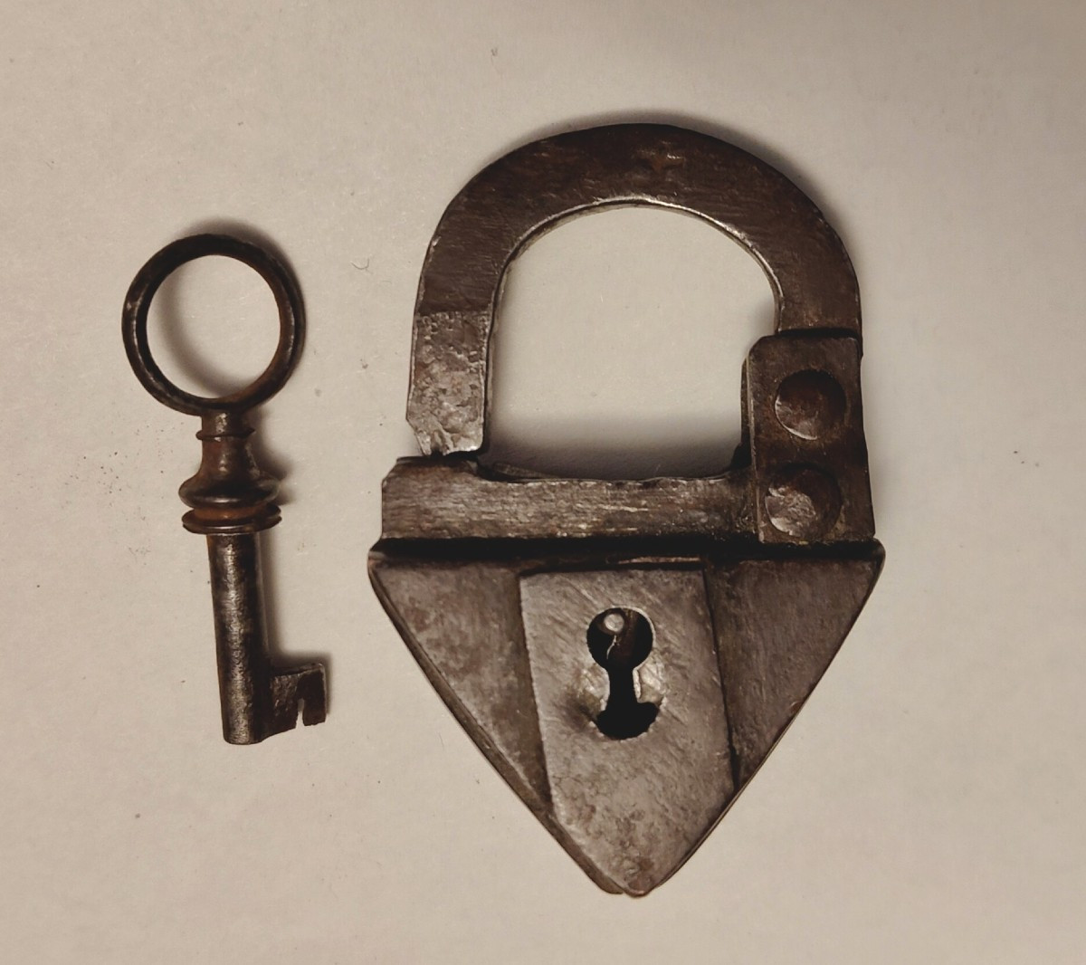Small Trianngular Wrought Iron Padlock Germany XVII Century-photo-4