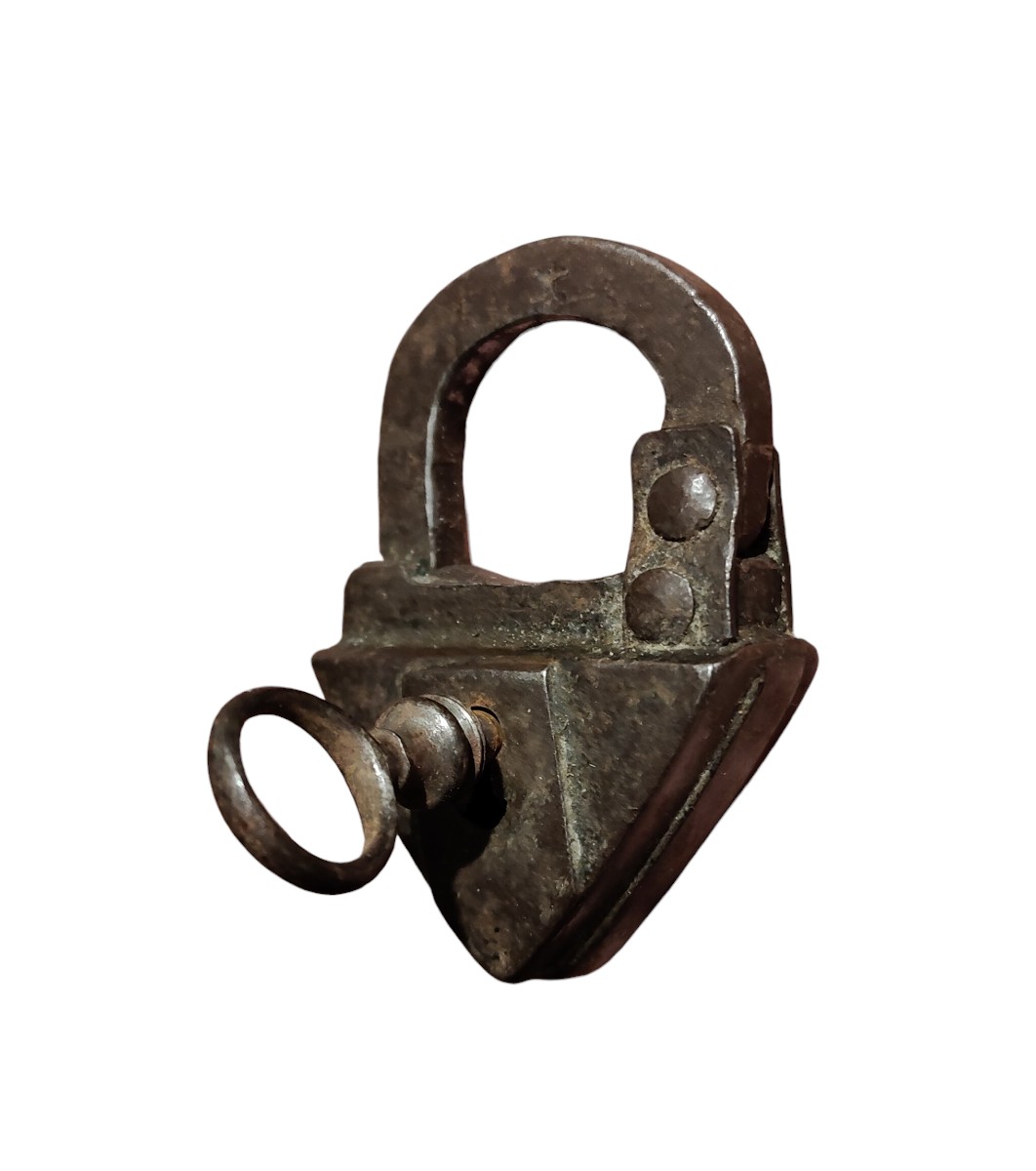 Small Trianngular Wrought Iron Padlock Germany XVII Century-photo-3