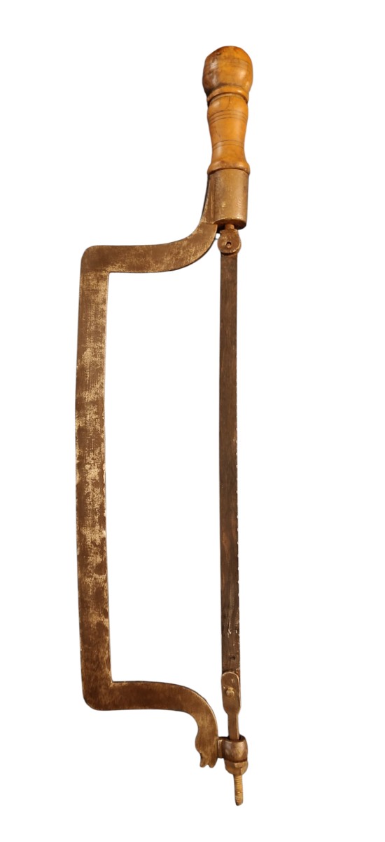 Scie zoomorphe en fer forgé manche en buis XVIIIe siècle