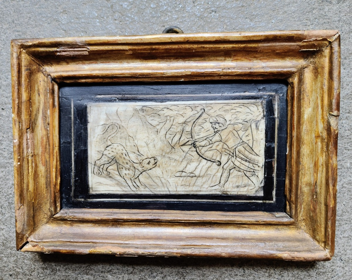 Plaque en os gravée d'une scène de chasse Italie du Sud XVIIe siècle-photo-2