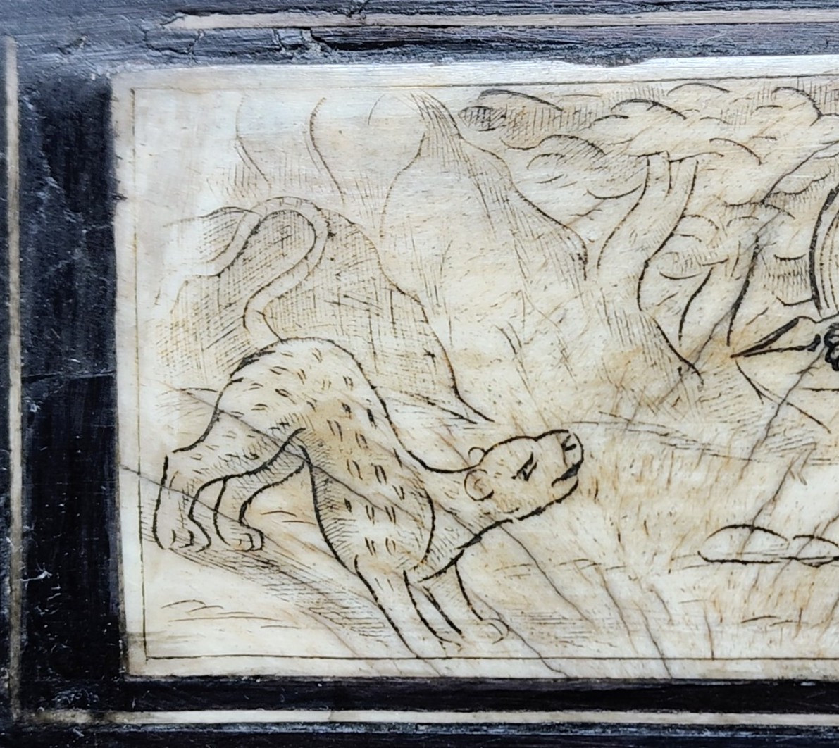 Plaque en os gravée d'une scène de chasse Italie du Sud XVIIe siècle-photo-4