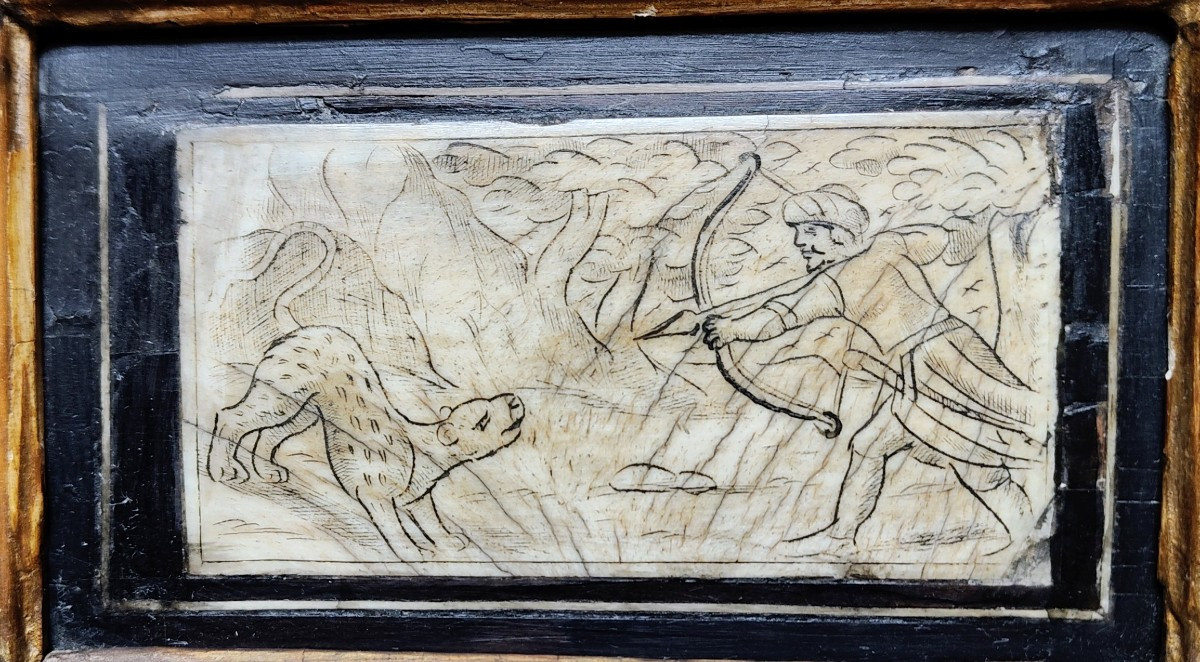 Plaque en os gravée d'une scène de chasse Italie du Sud XVIIe siècle