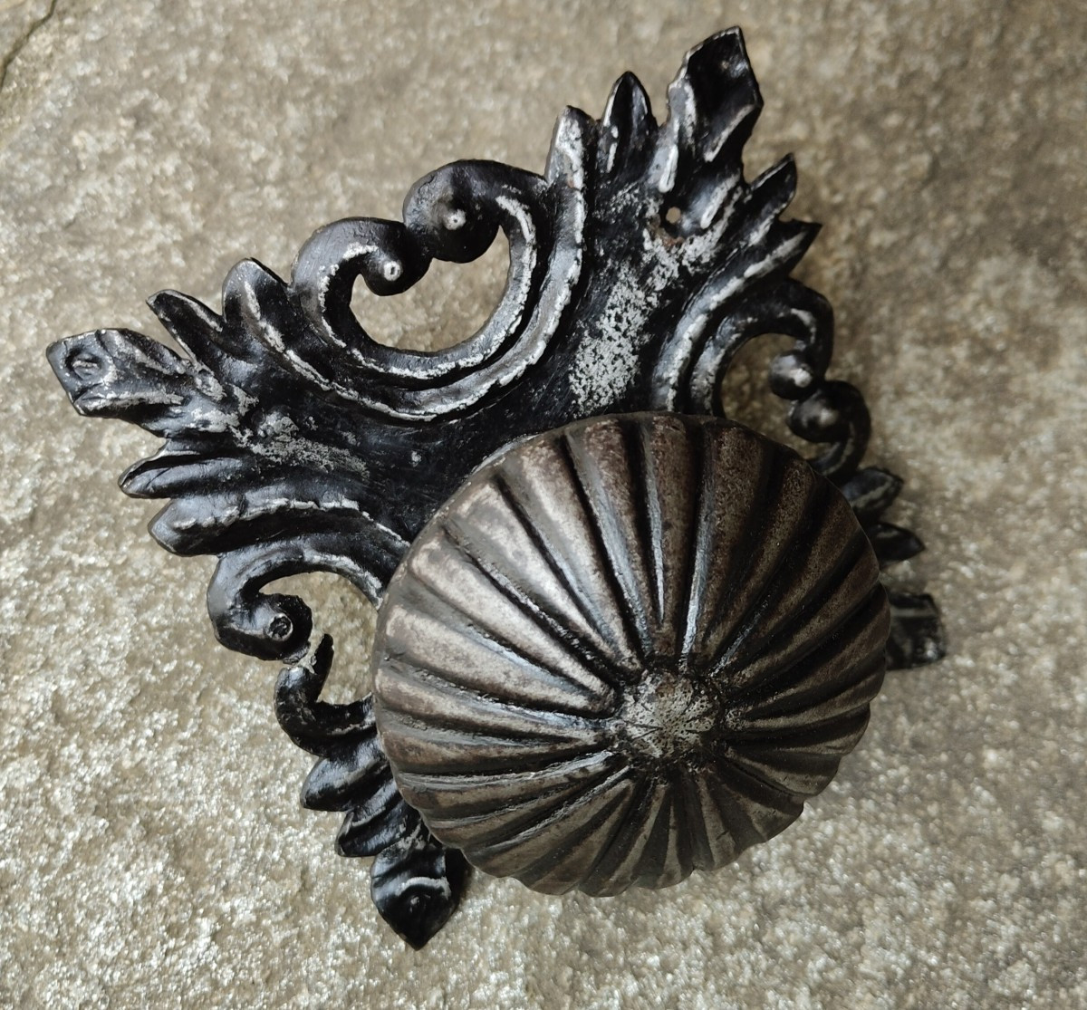 Grand bouton de porte en fer forgé avec belle platine-photo-4