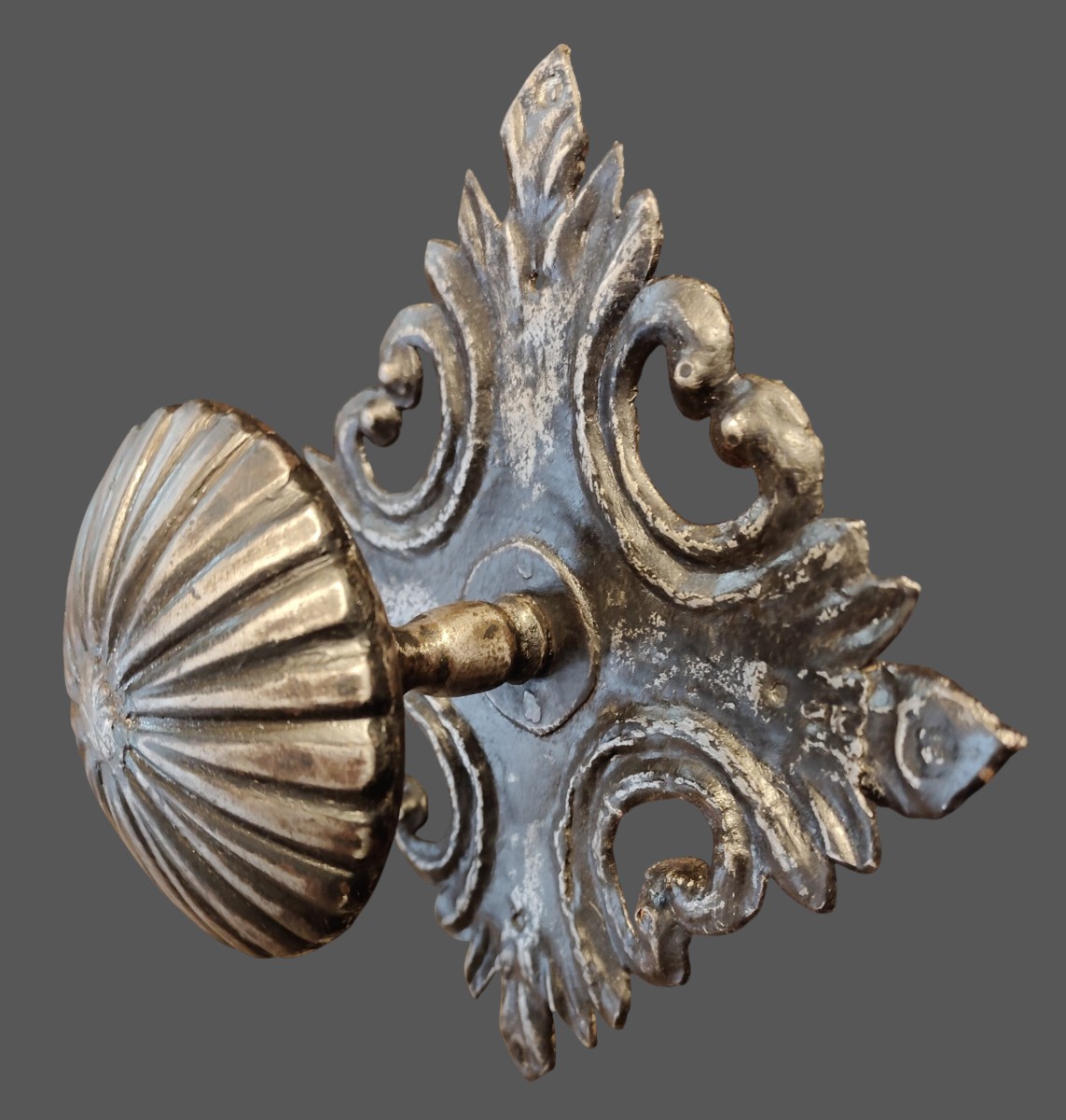 Grand bouton de porte en fer forgé avec belle platine