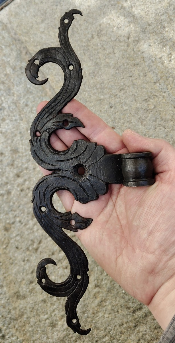 Paire de pentures en fer forgé et gravé XVIIIe siècle -photo-2