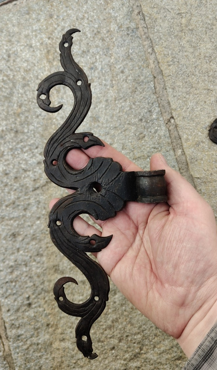 Paire de pentures en fer forgé et gravé XVIIIe siècle -photo-3