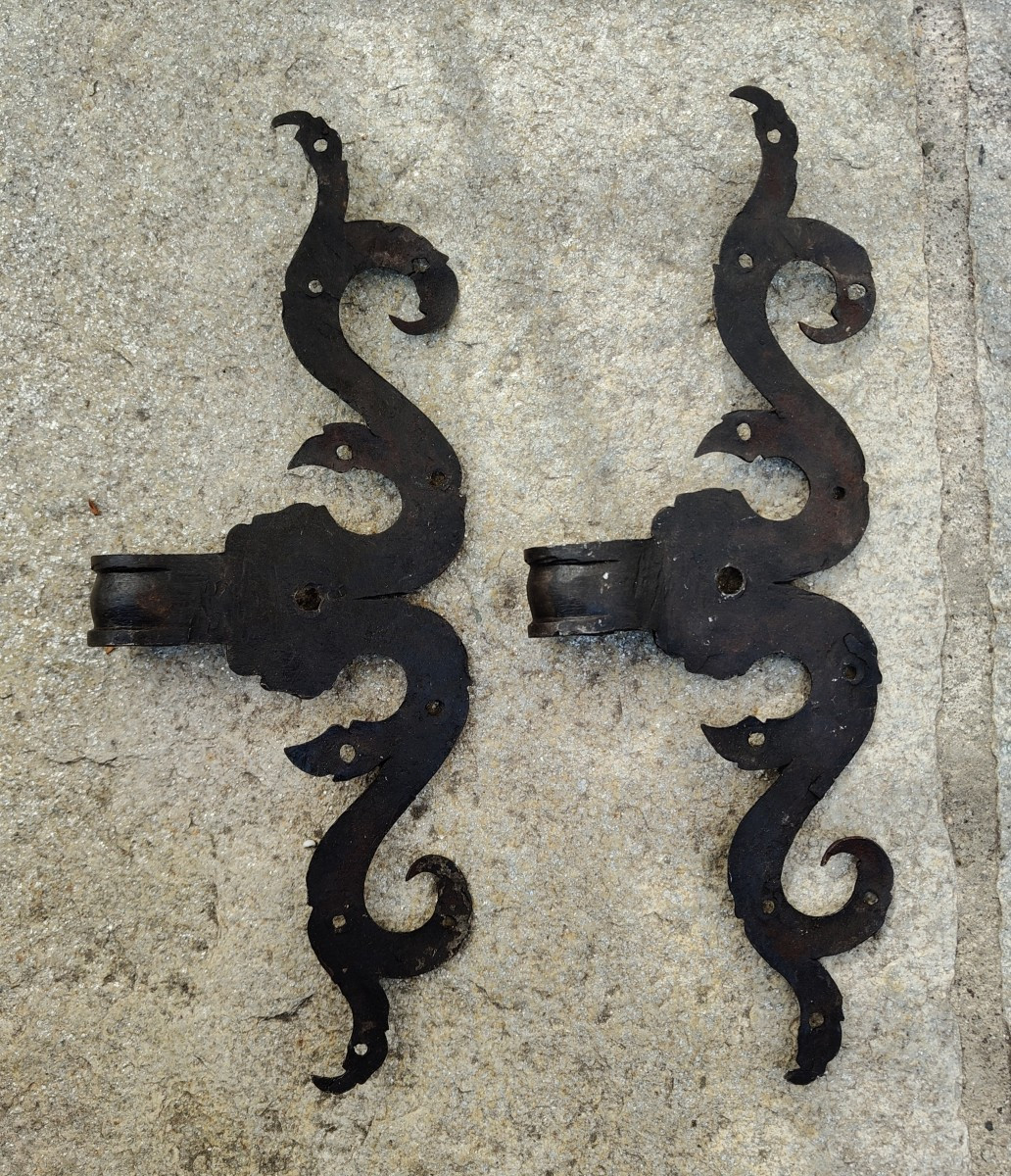 Paire de pentures en fer forgé et gravé XVIIIe siècle -photo-1