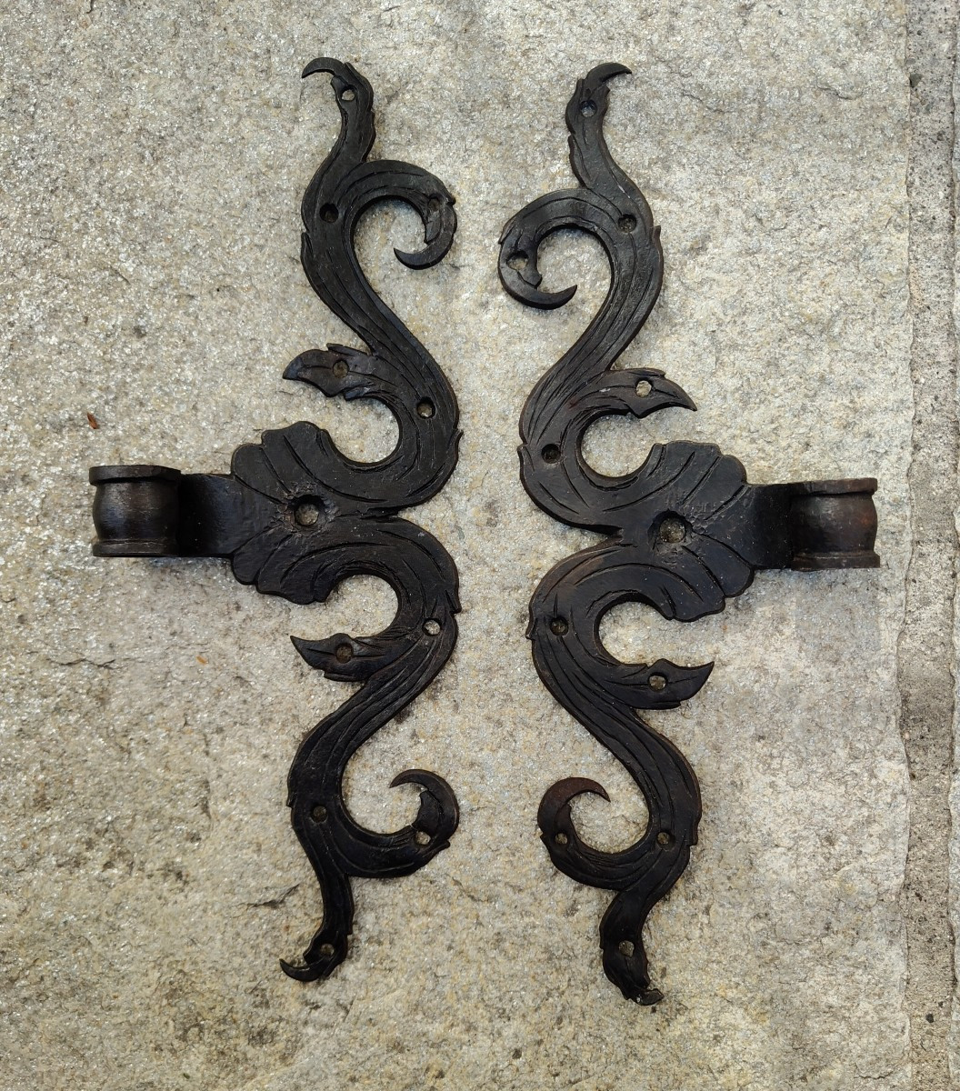 Paire de pentures en fer forgé et gravé XVIIIe siècle -photo-3