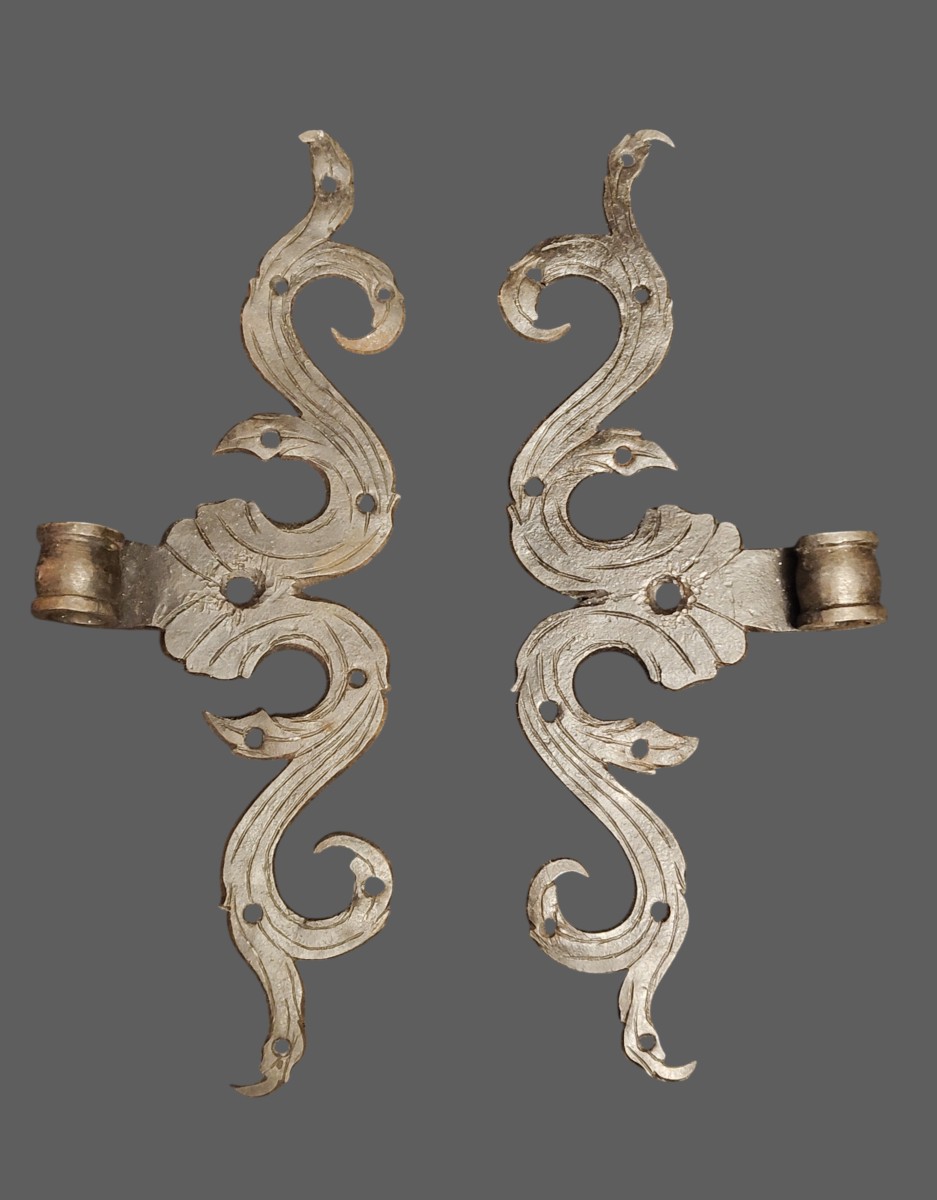 Paire de pentures en fer forgé et gravé XVIIIe siècle 