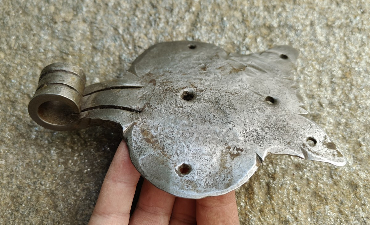 Paire de charnières de porte en fer forgé du début du XVIIIe siècle-photo-2