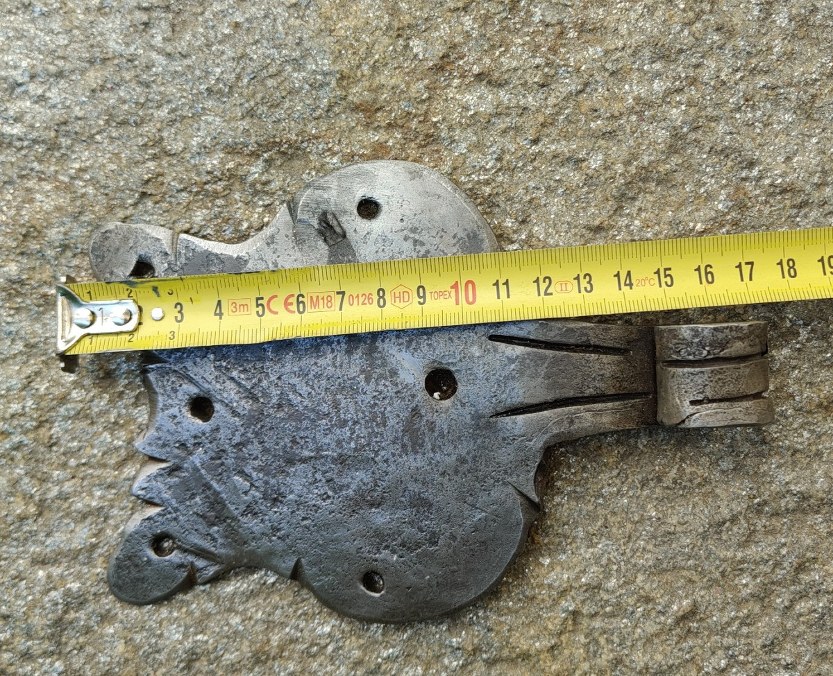 Paire de charnières de porte en fer forgé du début du XVIIIe siècle-photo-1