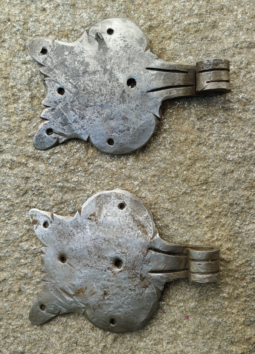 Paire de charnières de porte en fer forgé du début du XVIIIe siècle-photo-2