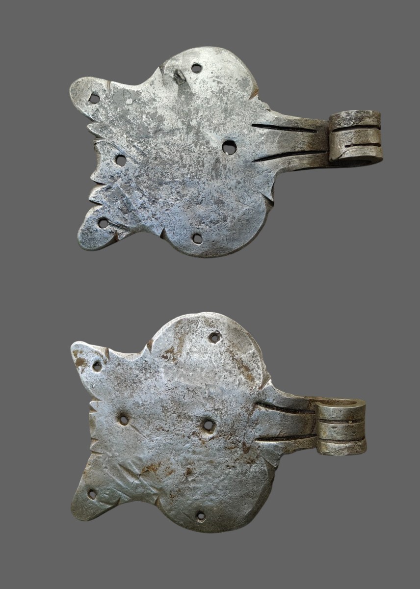 Paire de charnières de porte en fer forgé du début du XVIIIe siècle