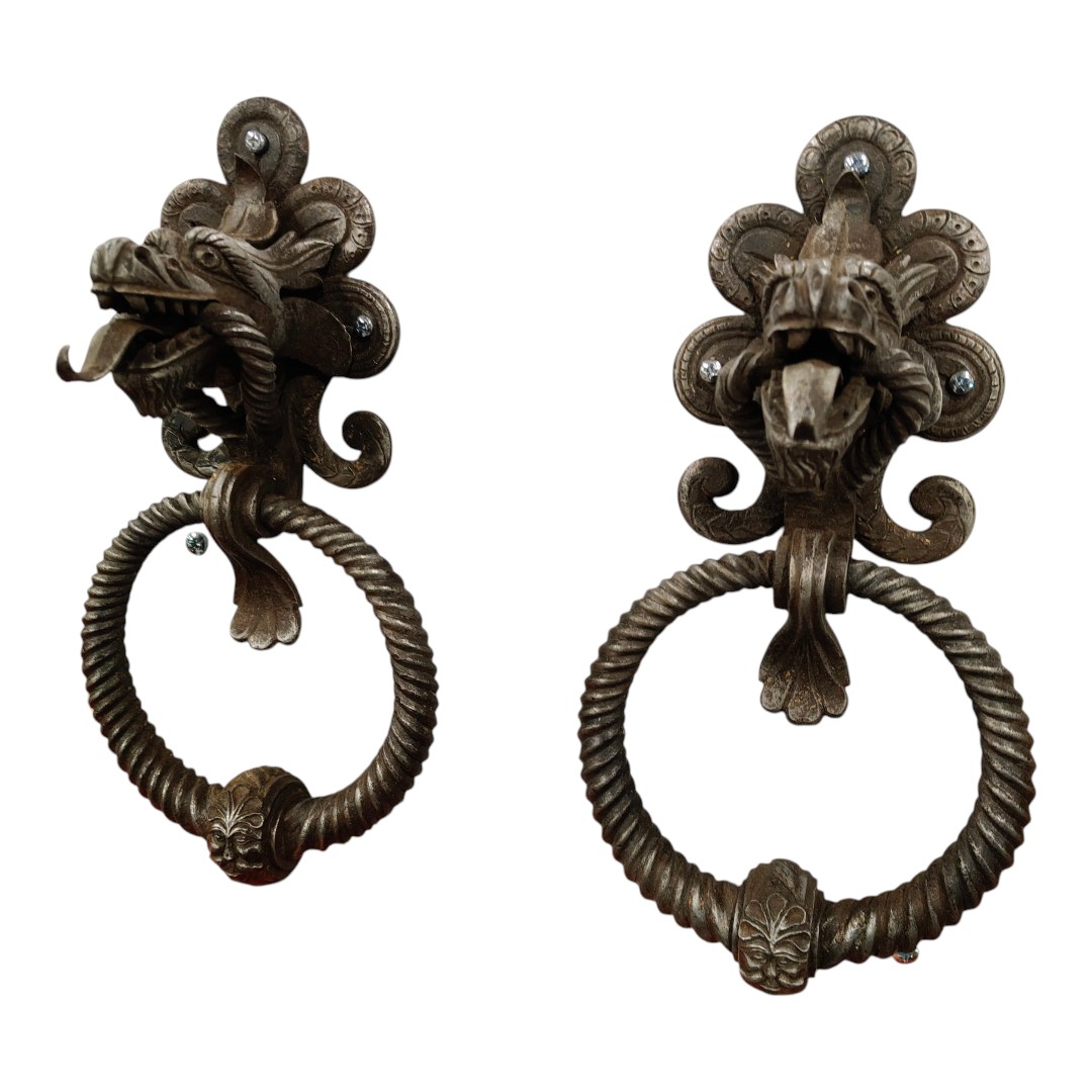 Paire de heurtoirs de porte en fer forgé
