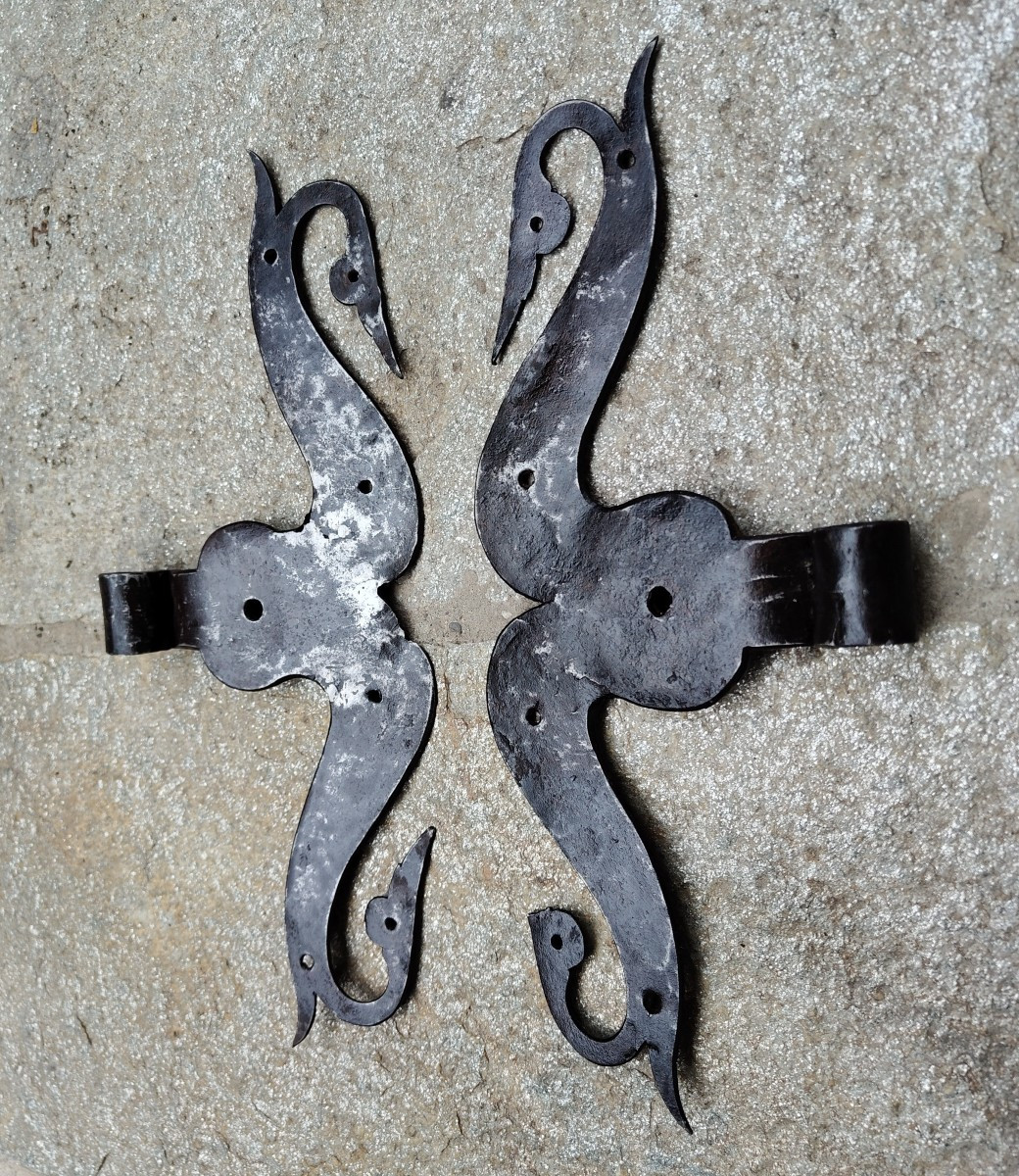 Pair Of Large 17th-century Wrought-iron Door Hinges -photo-2