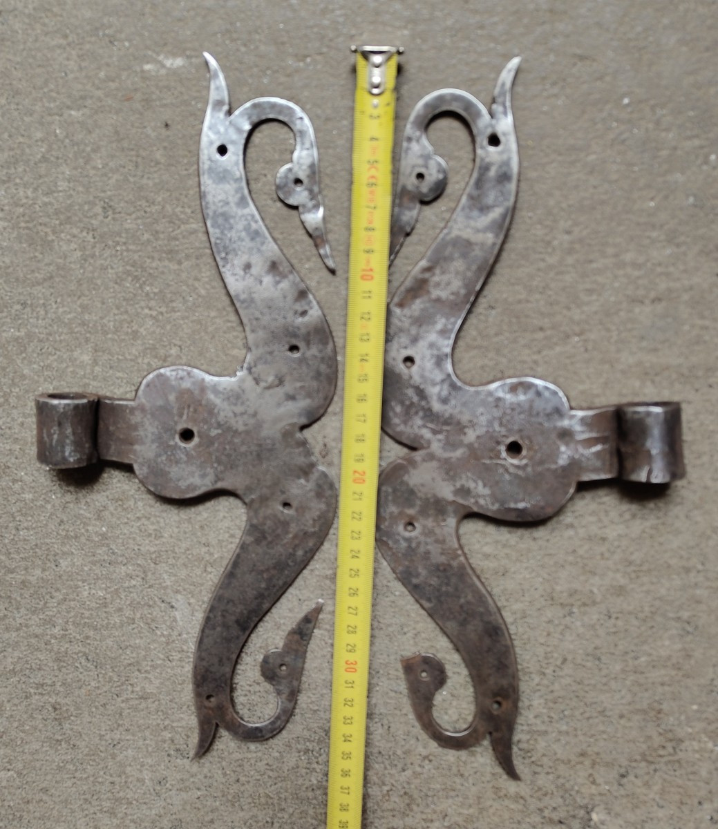 Paire de pentures de porte en fer forgé XVIIe siècle -photo-1