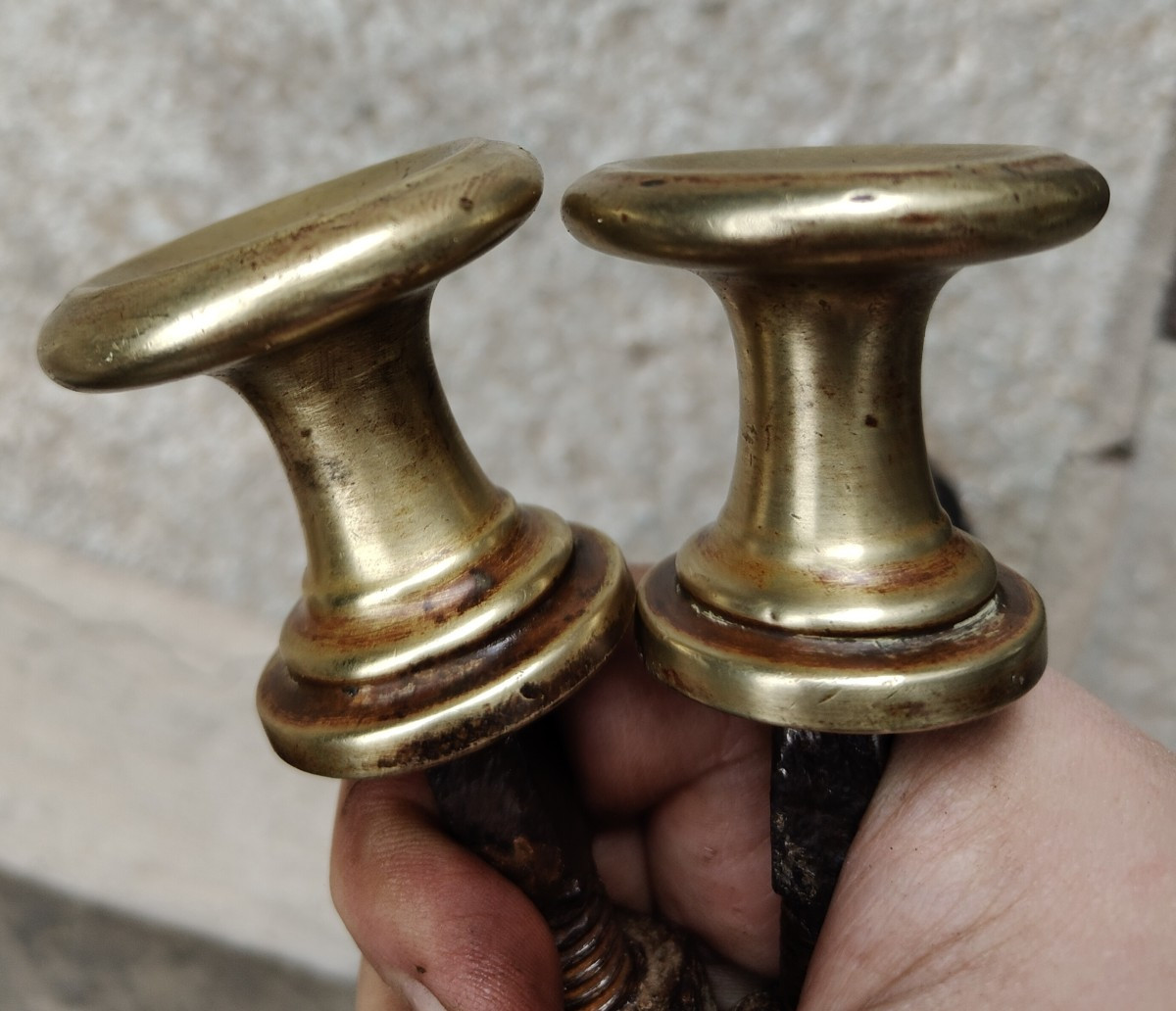 Paire de boutons en laiton et fer XIXe siècle-photo-1