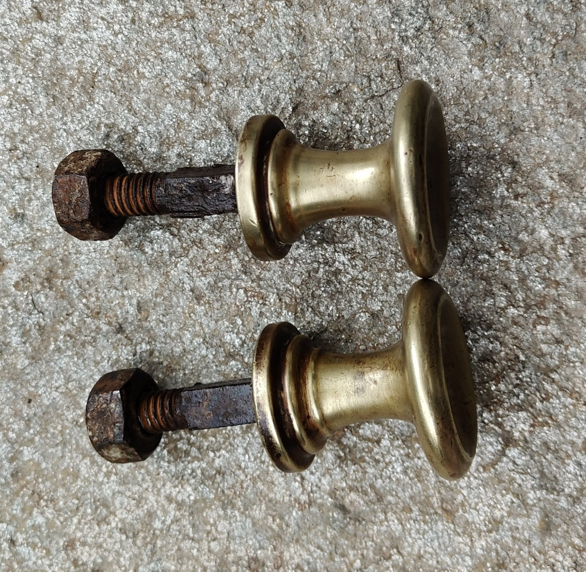 Paire de boutons en laiton et fer XIXe siècle