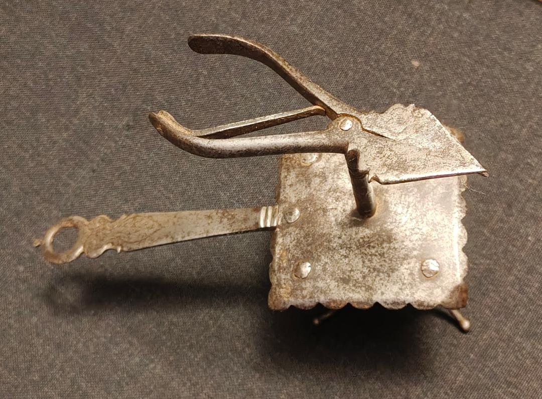 Brûle-cordon en fer forgé et gravé XVIIe siècle-photo-6