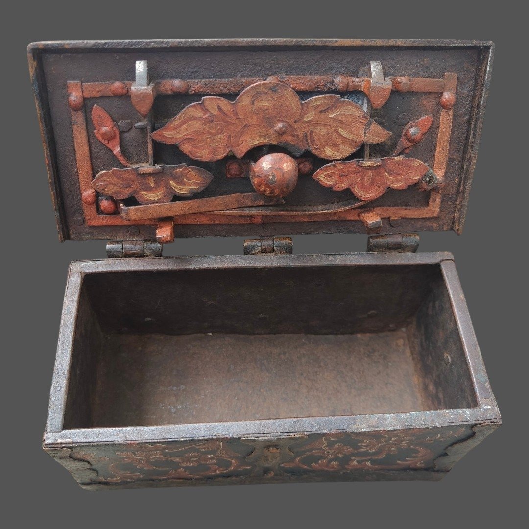 Coffret en fer forgé et peint XVIIe siècle-photo-2