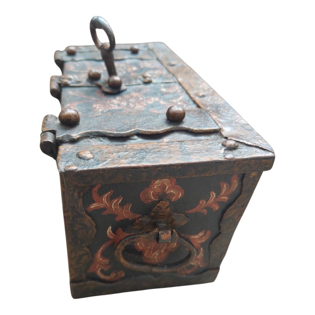Coffret en fer forgé et peint XVIIe siècle-photo-2