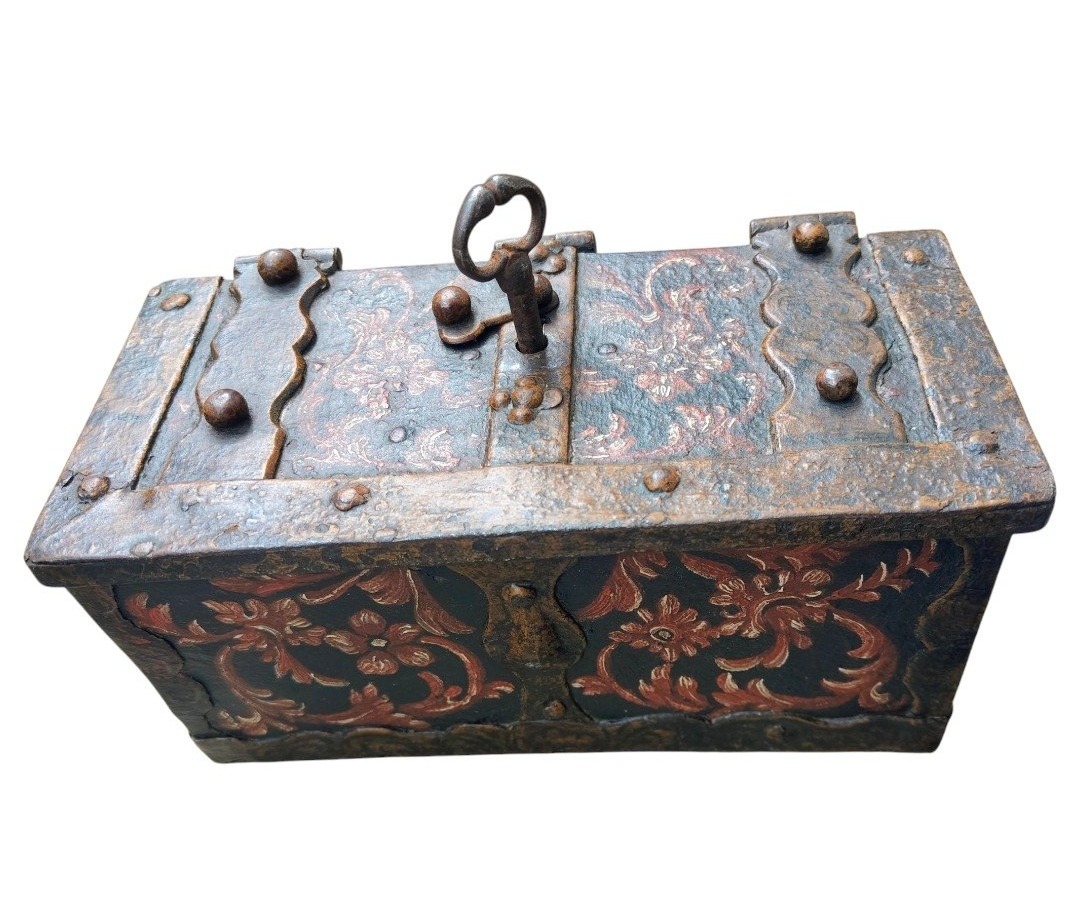 Coffret en fer forgé et peint XVIIe siècle