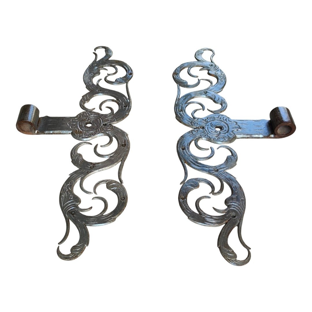 Important Pair Of 18th Century Forged And Engraved Iron Door Hinges-photo-3