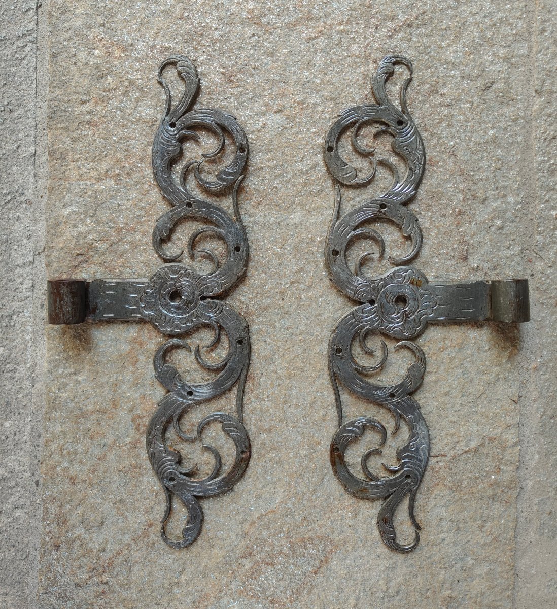 Paire de pentures en fer forgé et gravé Allemagne XVIIIe siècle -photo-2