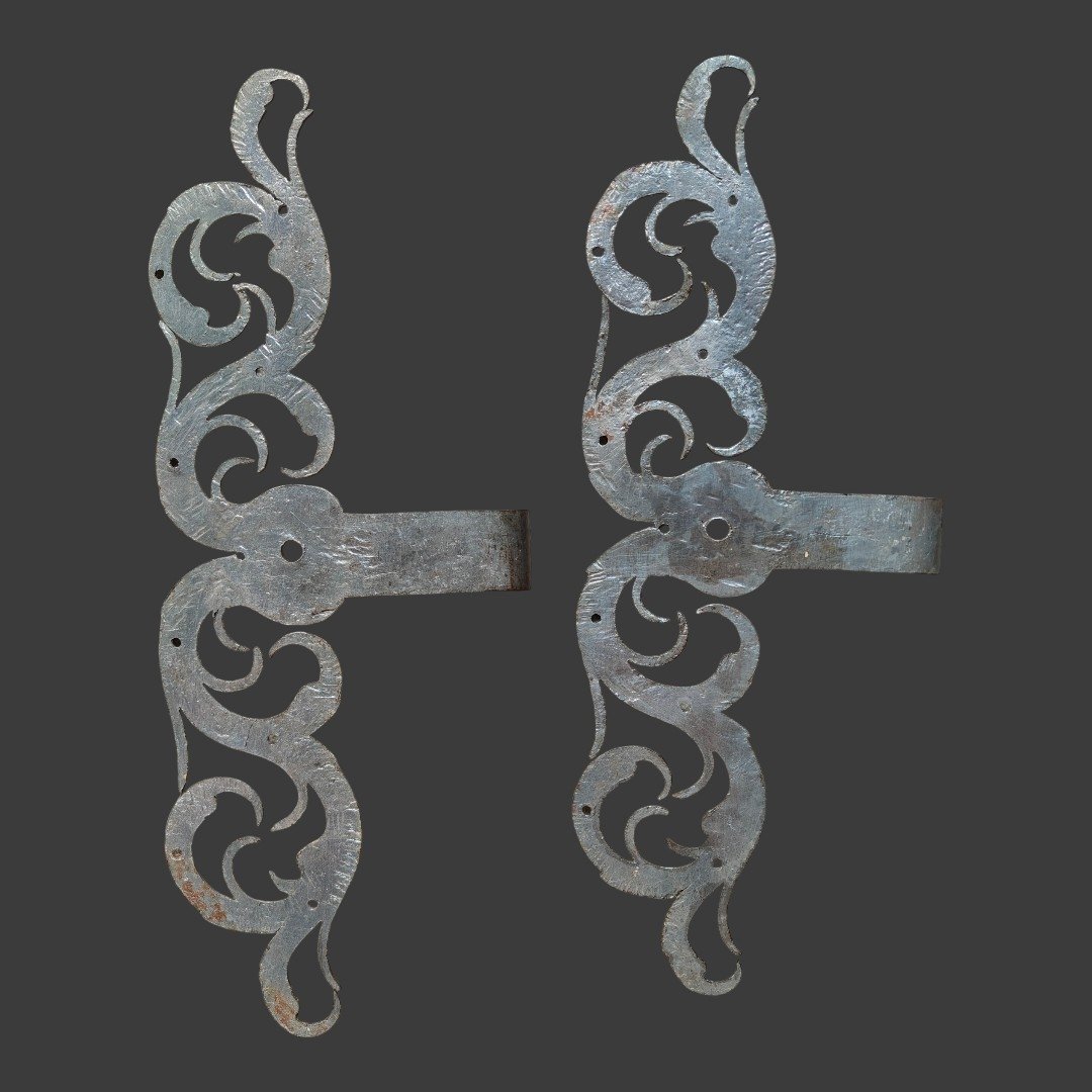 Important Pair Of 18th Century Forged And Engraved Iron Door Hinges-photo-1